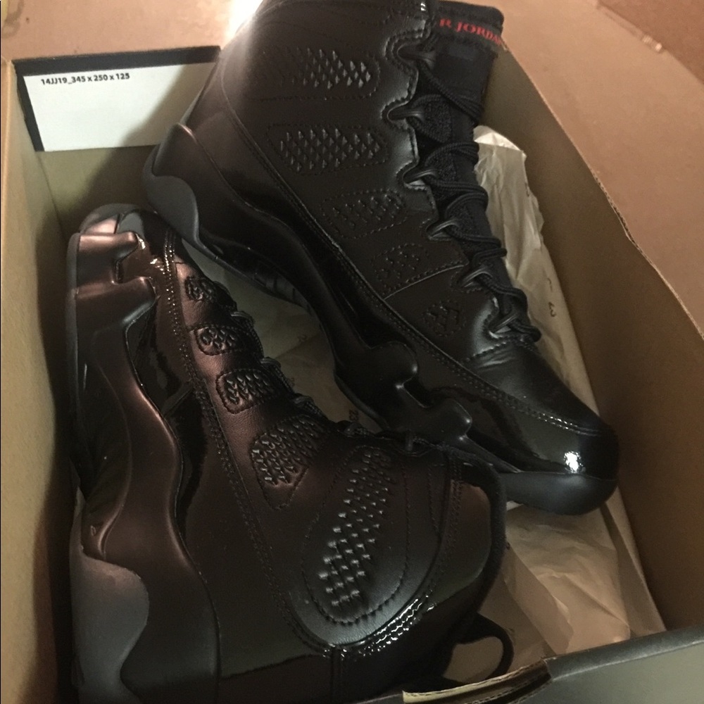 Air Jordan 9 Retro “ Bred “